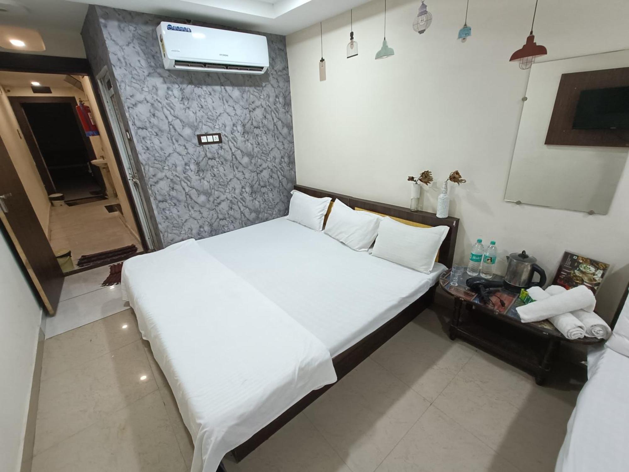 Treebo Yatri Grah Kshipra T Hotel Ujjain Eksteriør billede