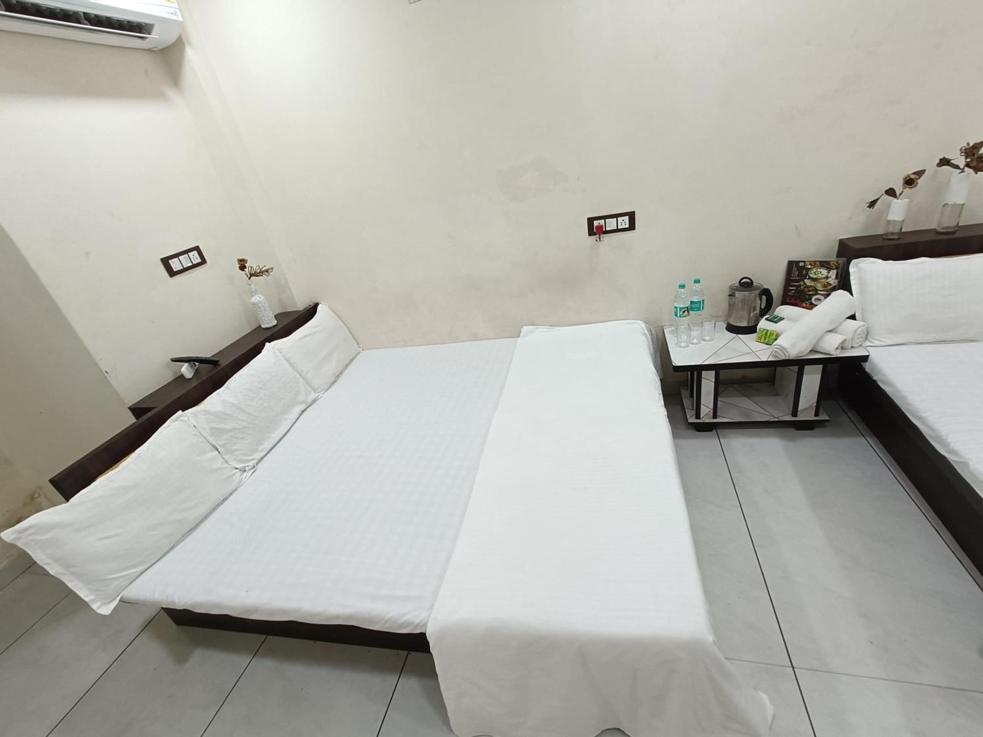 Treebo Yatri Grah Kshipra T Hotel Ujjain Eksteriør billede