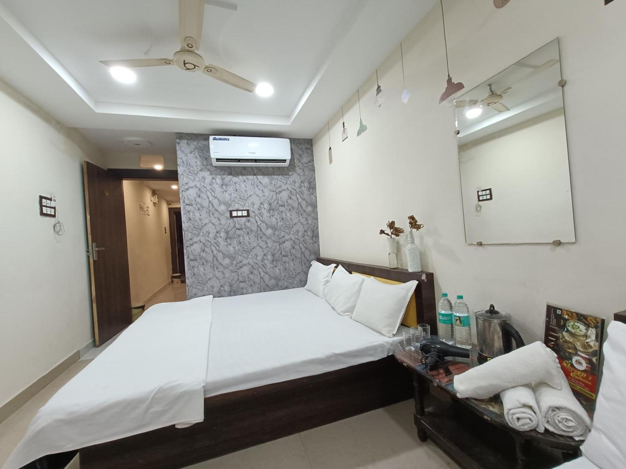 Treebo Yatri Grah Kshipra T Hotel Ujjain Eksteriør billede